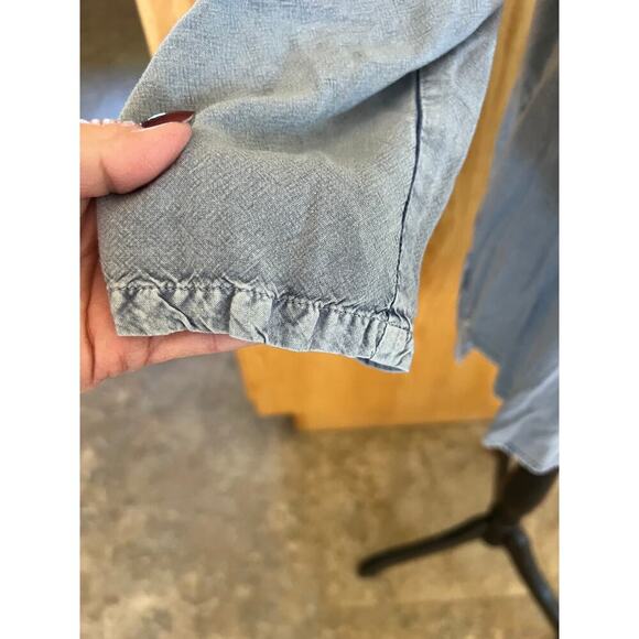 Solitere chambray blue embroidered V-neck button down top, women's size M - Picture 5 of 9